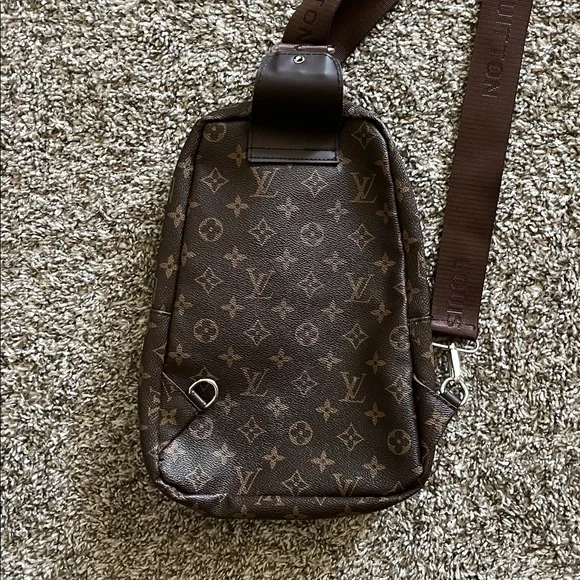 Louis Vuitton Avenue Sling Bag - Picture 6 of 8